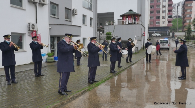 TRABZON BÜYÜKŞEHİR BANDO TAKIMI KARANTİNADA KALANLARA KONSER VERDİ