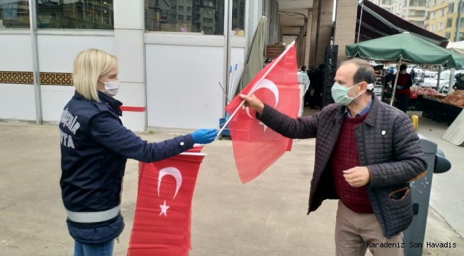 TRABZON BÜYÜKŞEHİR TÜRK BAYRAĞI DAĞITTI