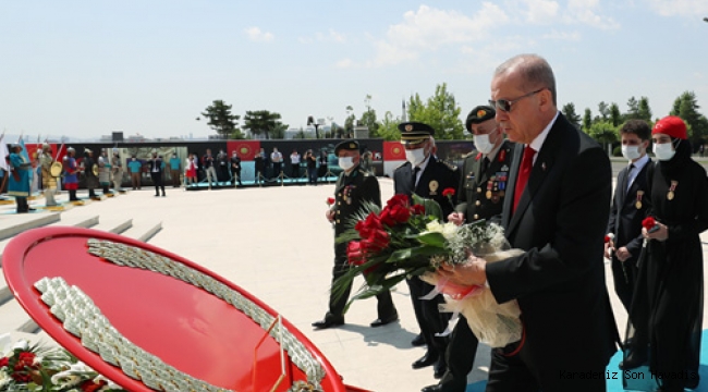 Cumhurbaşkanı Erdoğan, 15 Temmuz Şehitler Anıtı'nı ziyaret etti