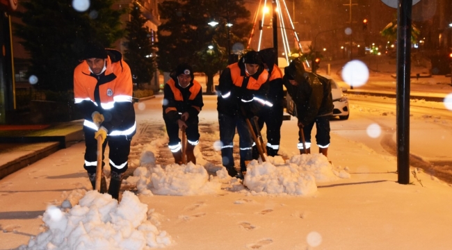 Kdz Ereğli'de kaldırımlar kardan temizleniyor