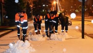 Kdz Ereğli'de kaldırımlar kardan temizleniyor