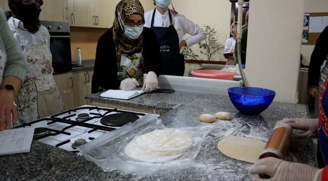 Kadınlara ustasından baklava yapmanın sırları