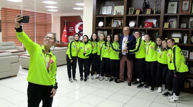 TÜRKİYE 2.Sİ EREĞLİ LİSESİ FUTSAL TAKIMI BAŞKAN POSBIYIK'I ZİYARET ETTİ 