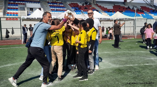 AKYAZI’DA GELENEKSEL ÇOCUK OYUNLARI GÜNE DAMGA VURDU!