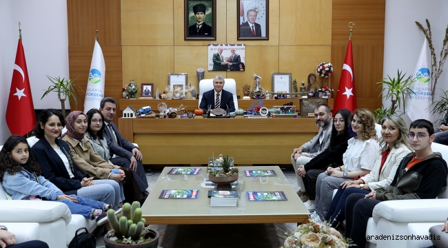 Resim Yarışmasında dereceye giren öğrenciler ödüllerini Başkan Yüce'den aldı