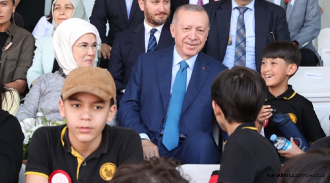  Erdoğan, Üsküdar Burhan Felek Stadyumu'nda 2021-2022 Eğitim Öğretim Yılı Karne Dağıtım Töreni'ne katıldı