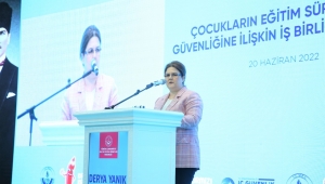 HÜKÜMETİN ÜÇ BAKANI ÇOCUKLAR İÇİN İMZA ATTILAR