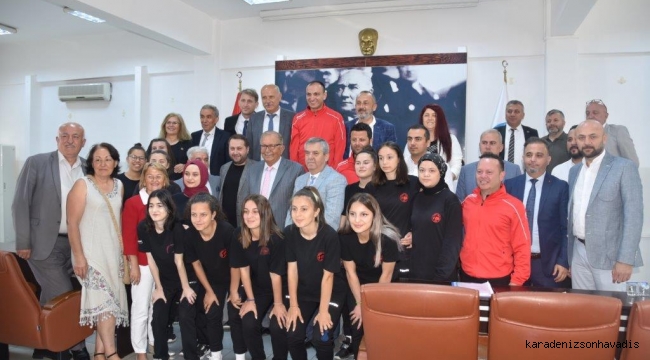 KDZ. EREĞLİ LİSESİ KIZ FUTSAL TAKIMI, ALTINLA ÖDÜLLENDİRİLDİ