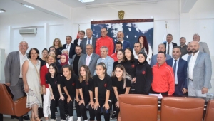 KDZ. EREĞLİ LİSESİ KIZ FUTSAL TAKIMI, ALTINLA ÖDÜLLENDİRİLDİ