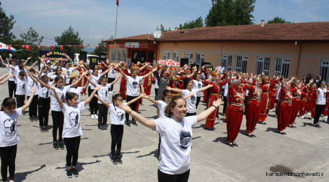 Köy köy dolaşıp kültürümüzü yaşatmaya çalışıyorlar