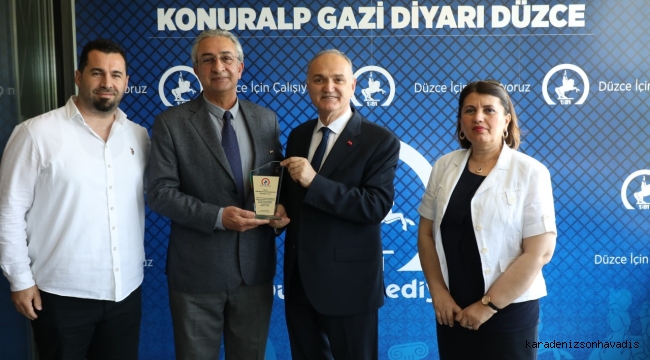 ÖZLÜ’DEN İŞ İNSANLARINA PLAKET