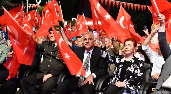 15 TEMMUZ ŞEHİTLERİ İÇİN ANMA GECESİ DÜZENLENDİ