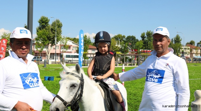 Çocuklar Millet Bahçesi’nde ‘pony’ atlarına bindi