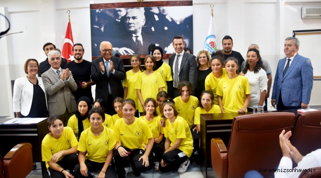 Atatürk Ortaokulu Yıldız Kız Futbol Takımı altınla ödüllendirildi