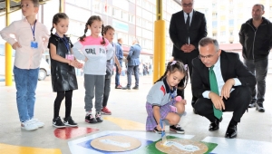 Vali Çeber Dijital Obezite ve Dijital Diyet projesinde minik öğrencilerle buluştu