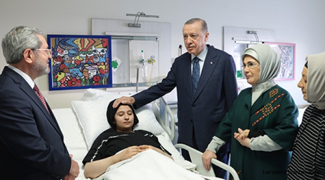 Cumhurbaşkanı Erdoğan, depremzede çocukları hastanede ziyaret etti