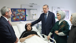 Cumhurbaşkanı Erdoğan, depremzede çocukları hastanede ziyaret etti