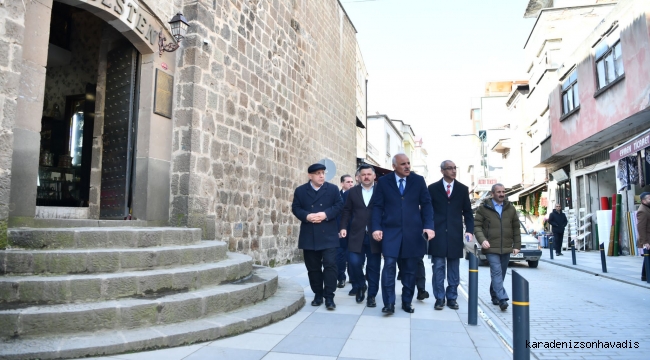 BAŞKAN ZORLUOĞLU BEDESTEN CADDESİ’NDE TAMAMLANAN ÇALIŞMALARI İNCELEDİ