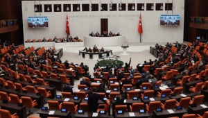 En düşük emekli maaşında artış ve geçici işçilere kadro düzenlemesini de içeren teklif yasalaştı