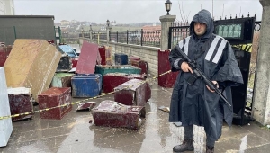 Enkazdan çıkarılan değerli eşyalar polis gözetiminde