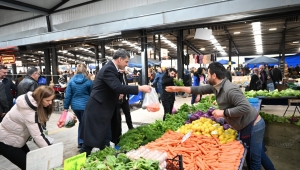 Başkan Kocaman pazar alışverişinde