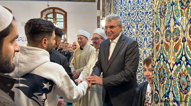 Başkan Yüce, bayram namazında halkla kucaklaştı