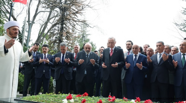 Cumhurbaşkanı Erdoğan, Alparslan Türkeş’in kabrini ziyaret etti