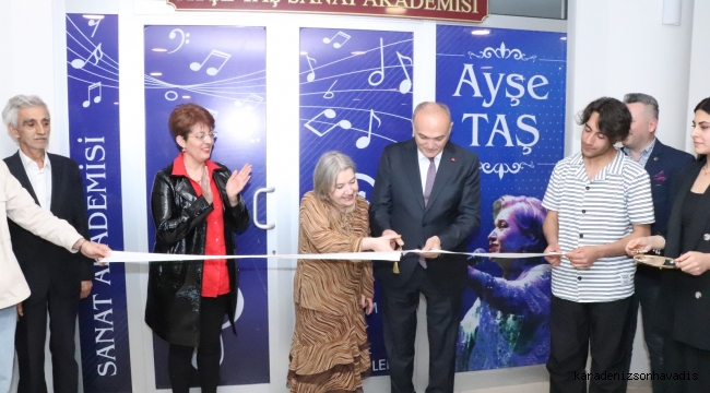 BAŞKAN ÖZLÜ AYŞE TAŞ SANAT AKADEMİSİ’NİN RESMİ AÇILIŞINI YAPTI