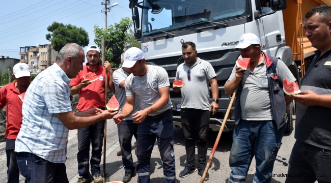 BAŞKAN POSBIYIK'DAN İŞÇİLERE KARPUZ İKRAMI...