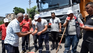 BAŞKAN POSBIYIK'DAN İŞÇİLERE KARPUZ İKRAMI...