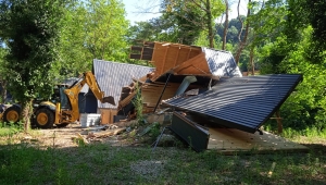 Kartepe'de kaçak bungalov yıkıldı