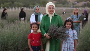 Emine Erdoğan, Ankara'da Ekolojik Köy’ü ziyaret ederek lavanta hasadı yaptı