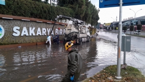 Büyükşehir Belediyesi yağış mesaisini aralıksız sürdürüyor