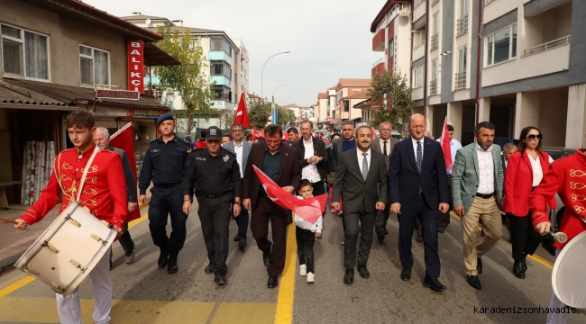 Ferizli'de Şehit Hacı Uzun İlkokulu'ndan Cumhuriyetin 100. Yılına Coşkulu Kutlama
