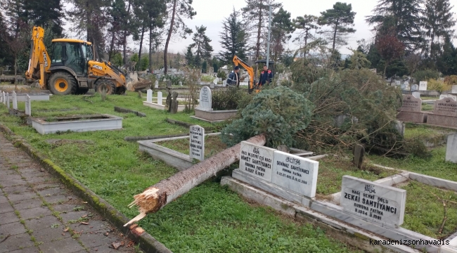 ŞİDDETLİ FIRTINA ŞEHİR MEZARLIĞINDA HASARA YOL AÇTI