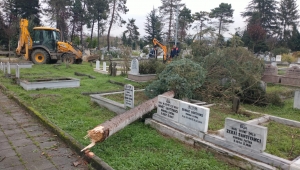 ŞİDDETLİ FIRTINA ŞEHİR MEZARLIĞINDA HASARA YOL AÇTI