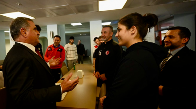 Gençlik ve Spor Bakanı Bak, milli sporcularla buluştu