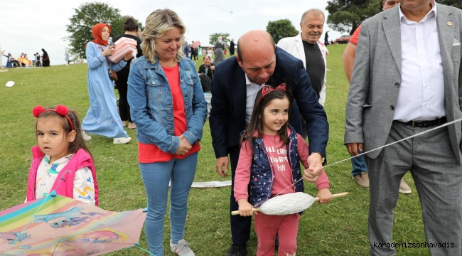 Ferizli'de Renkli Uçurtma Şenliği: Binlerce Vatandaş Gökyüzünü Uçurtmalarla Doldurdu