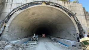 Trabzon’da tünel inşaatında iskele devrildi işçiler mahsur kaldı