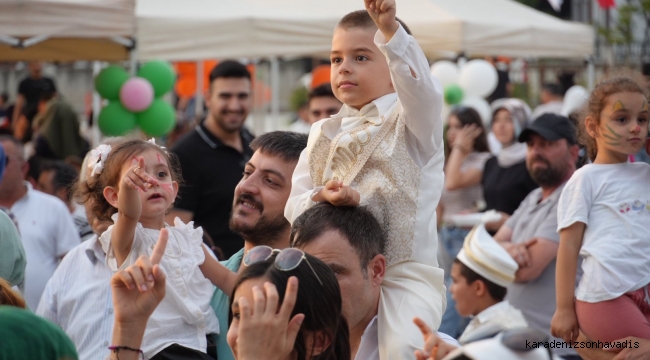 23 NİSAN PARKI’NDA ÇOCUK SESLERİ ÇINLADI