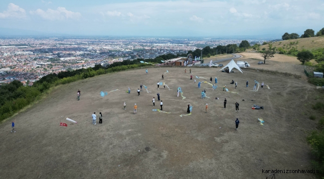 Minikler Paraşüt Tepe’de gökyüzünü renklerle boyadı