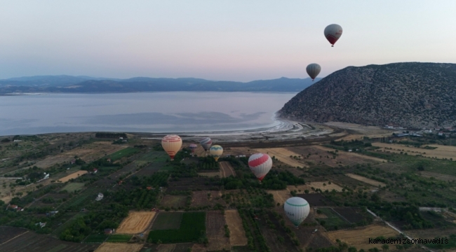 Salda Gölü'nde sıcak hava balonu devri başladı