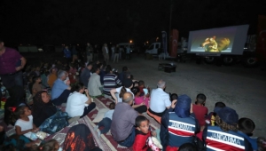 Vali Aksoy ve eşi mevsimlik işçilerin çocuklarıyla film izlediler