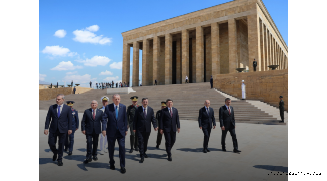 Cumhurbaşkanı Erdoğan başkanlığındaki YAŞ üyeleri Anıtkabir’i ziyaret etti