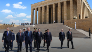 Cumhurbaşkanı Erdoğan başkanlığındaki YAŞ üyeleri Anıtkabir’i ziyaret etti