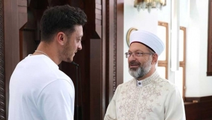 Mesut Özil, Diyanet İşleri Bakanı Ali Erbaş ile bir araya geldi