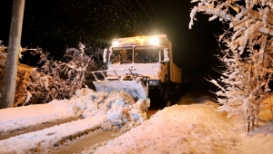 Sakarya Büyükşehir Belediyesi ekipleri kar mesaisinde: Ulaşıma kapalı grup yolu yok