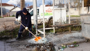 OTOBÜS DURAKLARINA ZARAR VERİLDİ