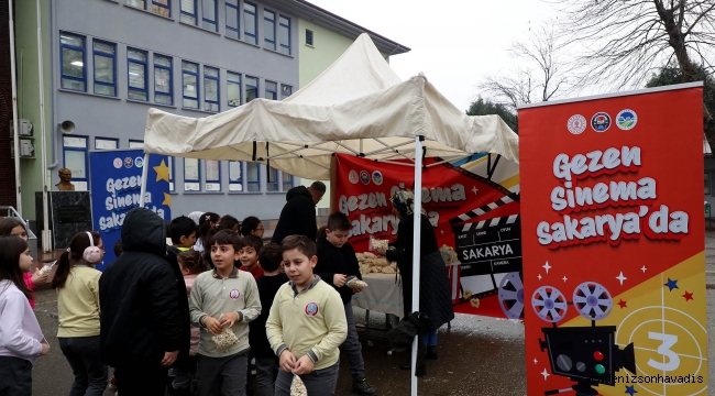 Tır geziyor, minikler sinemayla buluşuyor: Beyaz perde bu kez Paris İlkokulu’na taşındı