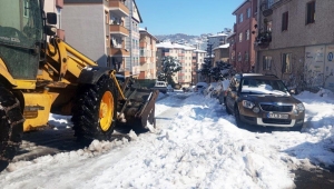 KDZ. EREĞLİ’DE YOLLAR VE KALDIRIMLAR KARDAN TEMİZLENİYOR